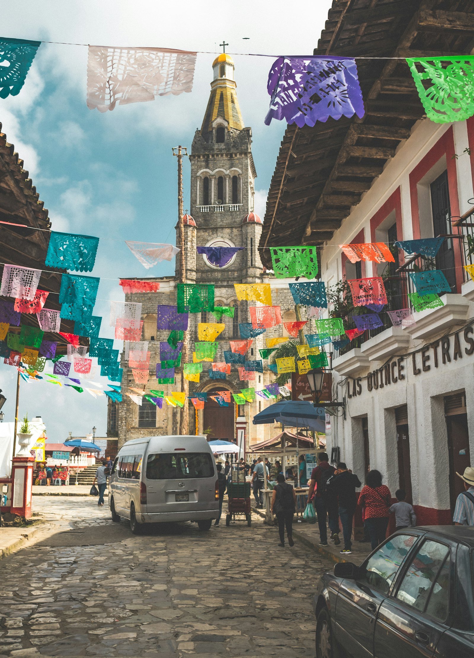 Grupo de personas caminando por una calle