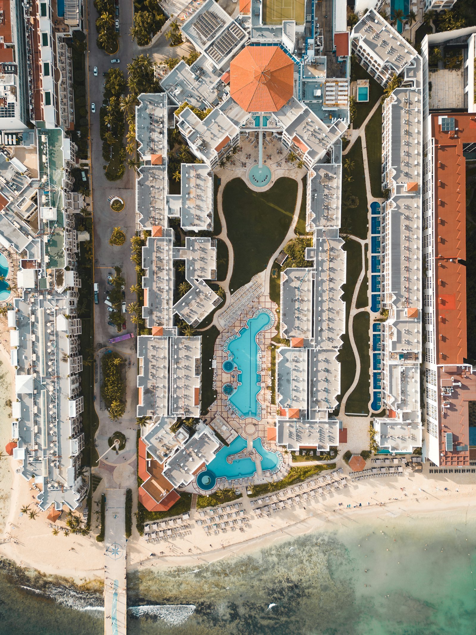 Vista aérea de la costa de Cancún con playa y mar turquesa