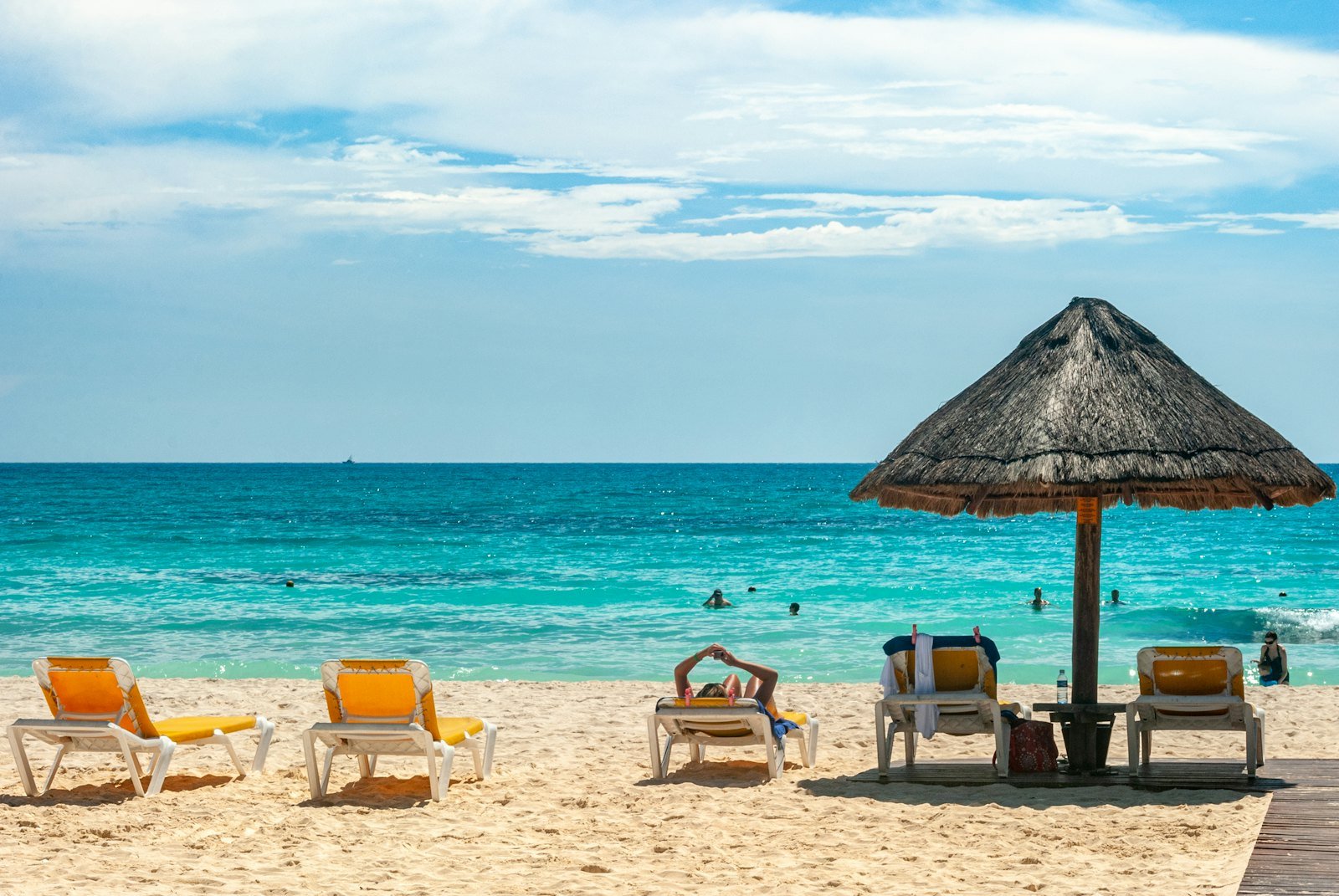 Sombrillas de playa en la costa del Caribe