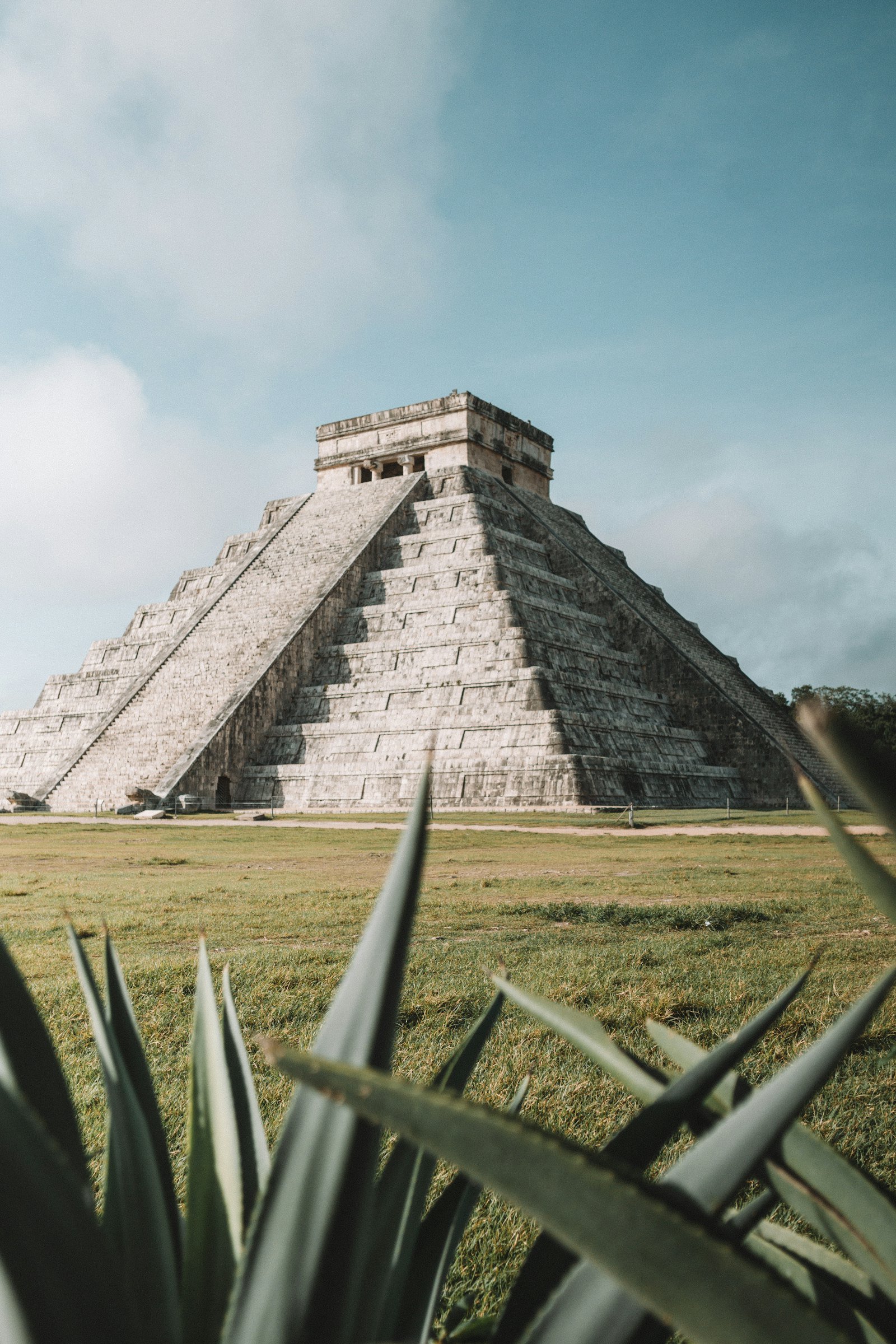 Pirámide de Chichén Itzá bajo cielo azul