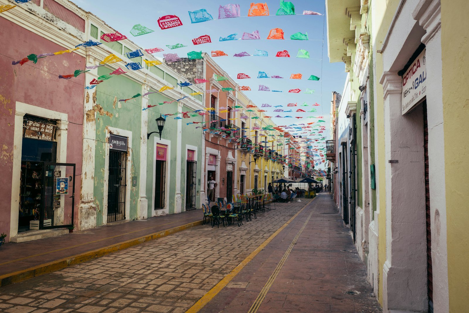 Calle con edificios de colores y banderines