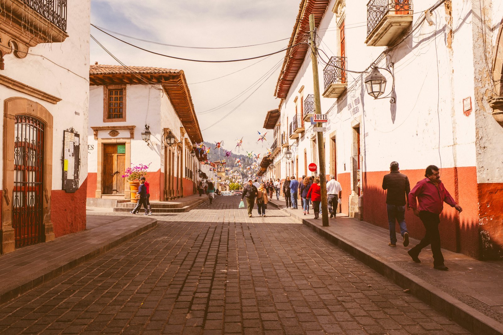 Personas caminando junto a edificios altos