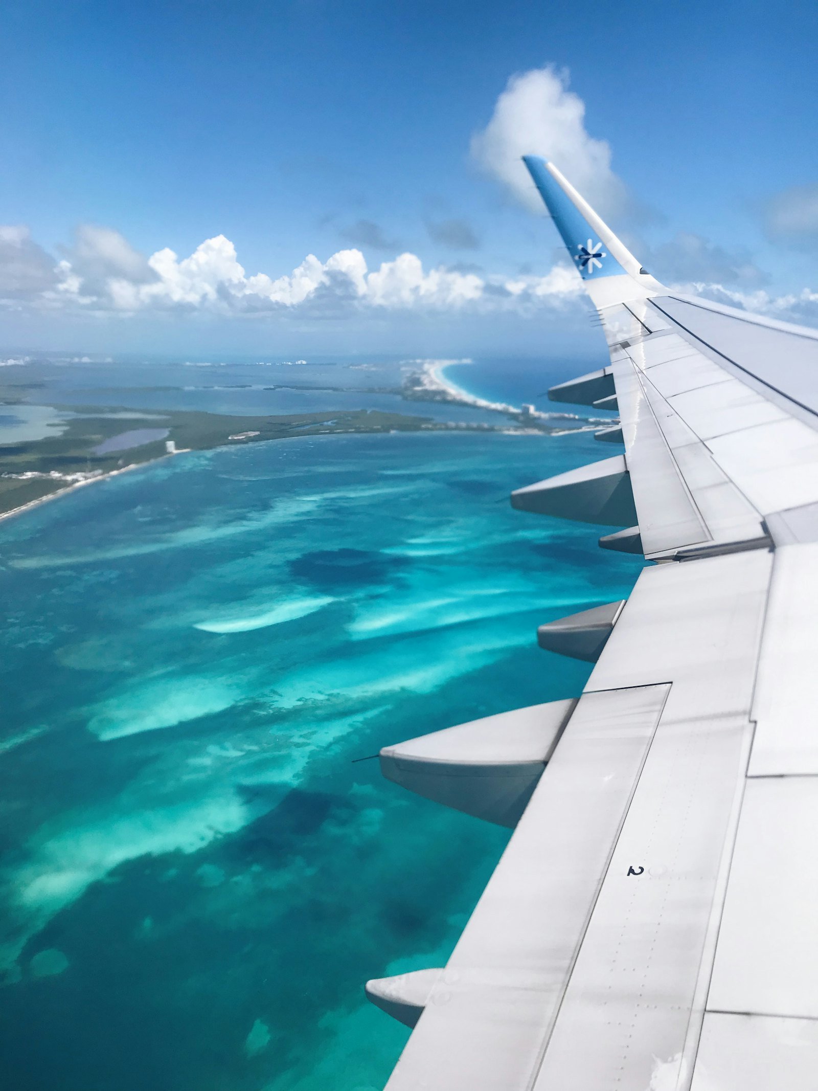 Ala de avión sobre el océano